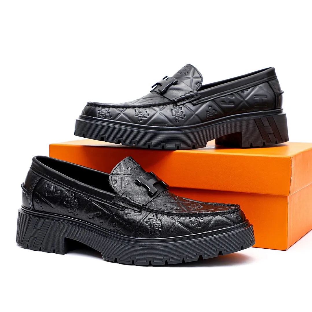 Men's shoes 💰700 💐[HERMES] popular men's shoes counter original items! The world's top brands...Luxury quality...//Fashion and high-end footwear 👍💪🏻...give you a low-key luxury comfort experience👍. The upper is made of pure Italian imported original cowhide embossing. Sweat-absorbent cowhide leather lining. Comfortable and breathable. The original rubber-plastic flower foam light outsole is high-end and classy. Luxurious and noble!! .. OEM factory shipment [Hug] stall.. Original plate. Welcome to taste..39-45 (38.45.46🉑️Customized)
